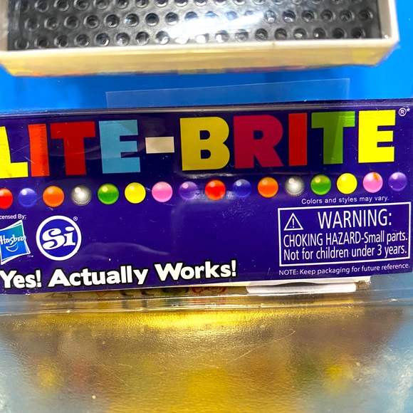LITE BRITE NWT WORLDS SMALLEST ACTUALLY WORKS 15 PICTURES GLOW IN THE DARK PEGS - Picture 2 of 10